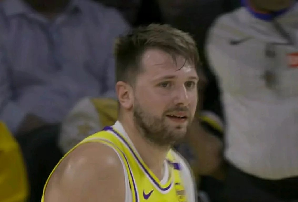 AYX体育赛事直播独行侠不断突破！，东契奇连续十二场比赛得分超过比赛规则变更上演精彩一战的简单介绍